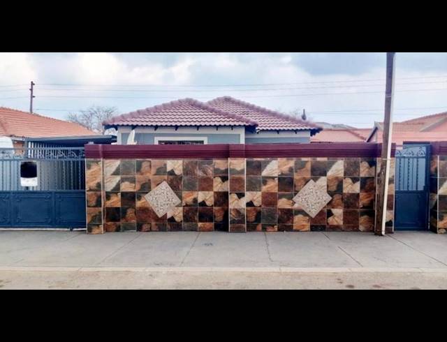 4 BEDROOM HOUSE FOR SALE IN PROTEA GLEN